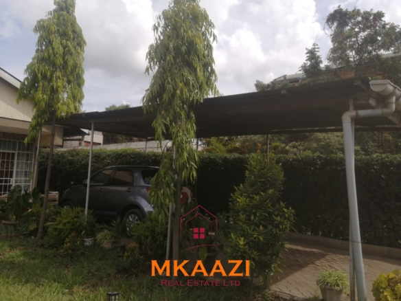 Spacious 3-bedroom bungalow for sale in Old Donholm on a 100×120 ft plot with large compound, cabro driveway, and two water tanks.