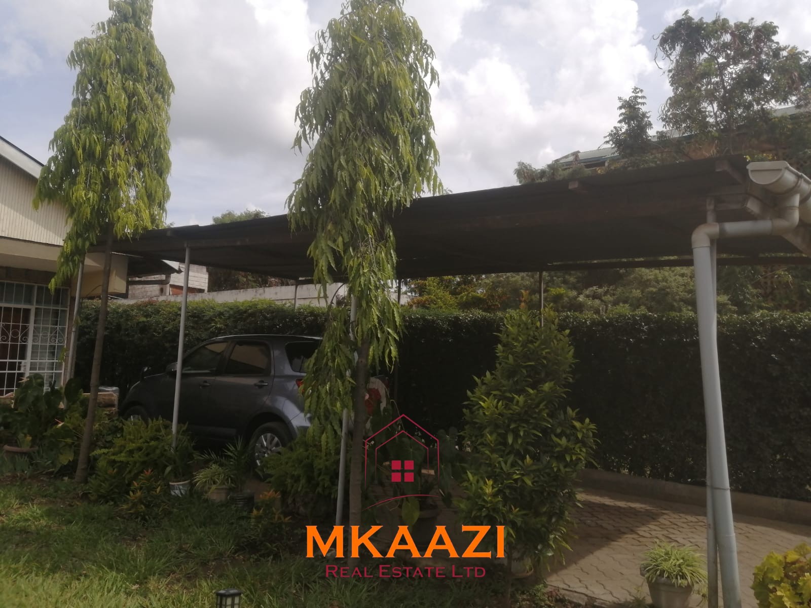 3 Bedroom Bungalow for Sale in Old Donholm Spacious 3-bedroom bungalow for sale in Old Donholm on a 100Ć120 ft plot with large compound, cabro driveway, and two water tanks.