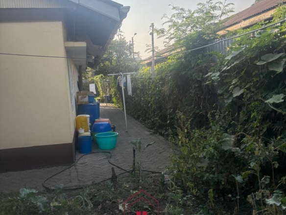 Spacious 3-bedroom bungalow for sale in Old Donholm on a 100×120 ft plot with large compound, cabro driveway, and two water tanks.