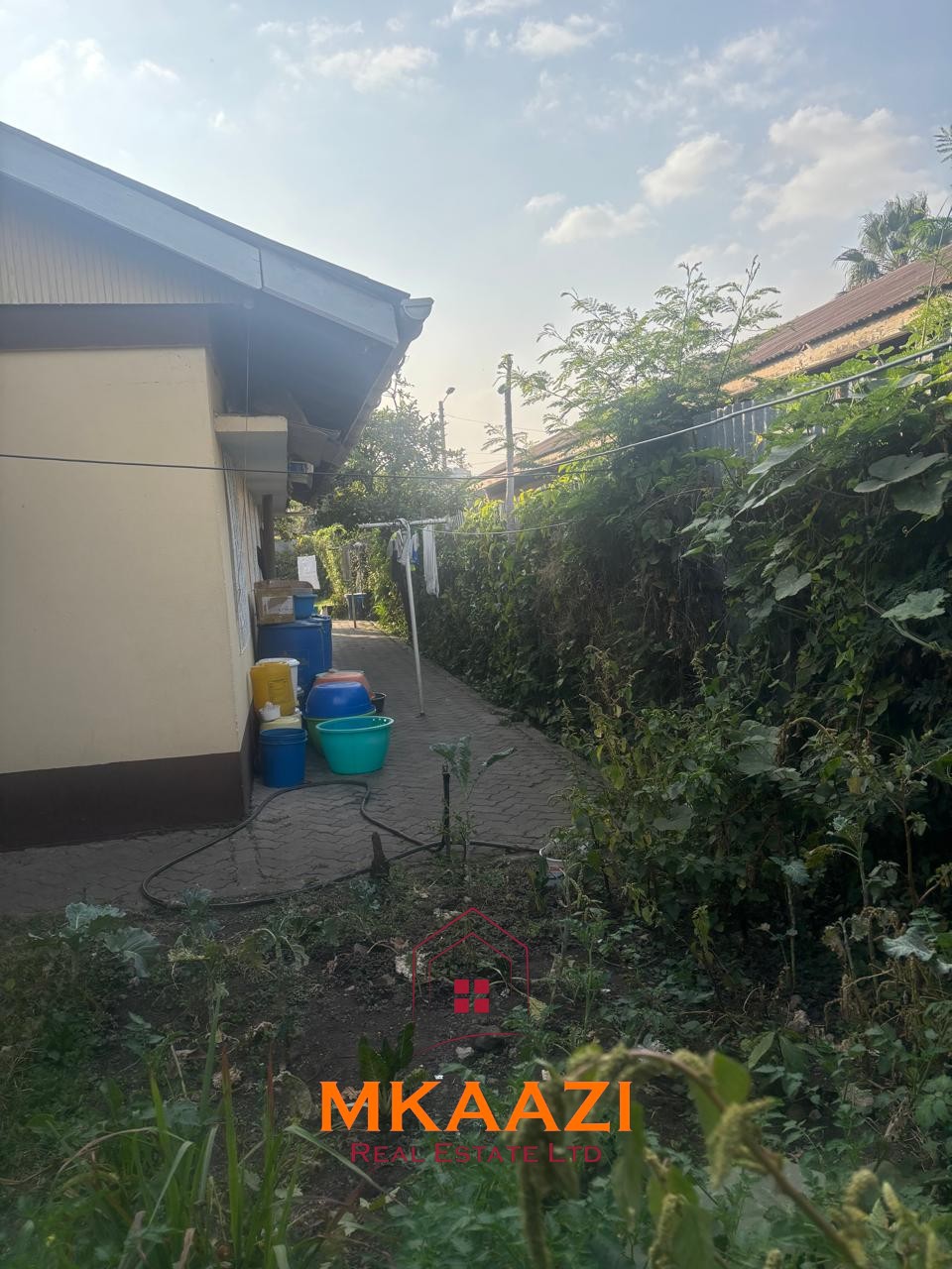 3 Bedroom Bungalow for Sale in Old Donholm Spacious 3-bedroom bungalow for sale in Old Donholm on a 100Ć120 ft plot with large compound, cabro driveway, and two water tanks.