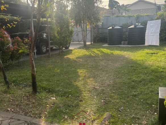Spacious 3-bedroom bungalow for sale in Old Donholm on a 100×120 ft plot with large compound, cabro driveway, and two water tanks.