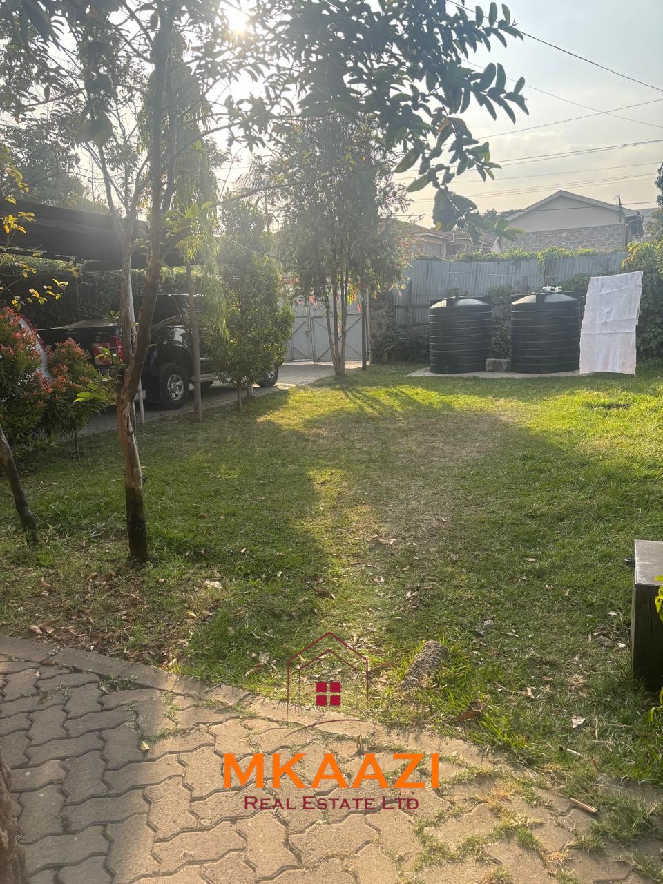 3 Bedroom Bungalow for Sale in Old Donholm Spacious 3-bedroom bungalow for sale in Old Donholm on a 100Ć120 ft plot with large compound, cabro driveway, and two water tanks.