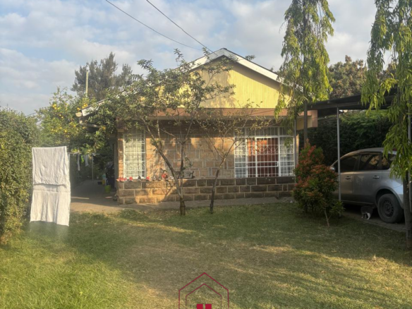 Spacious 3-bedroom bungalow for sale in Old Donholm on a 100×120 ft plot with large compound, cabro driveway, and two water tanks.