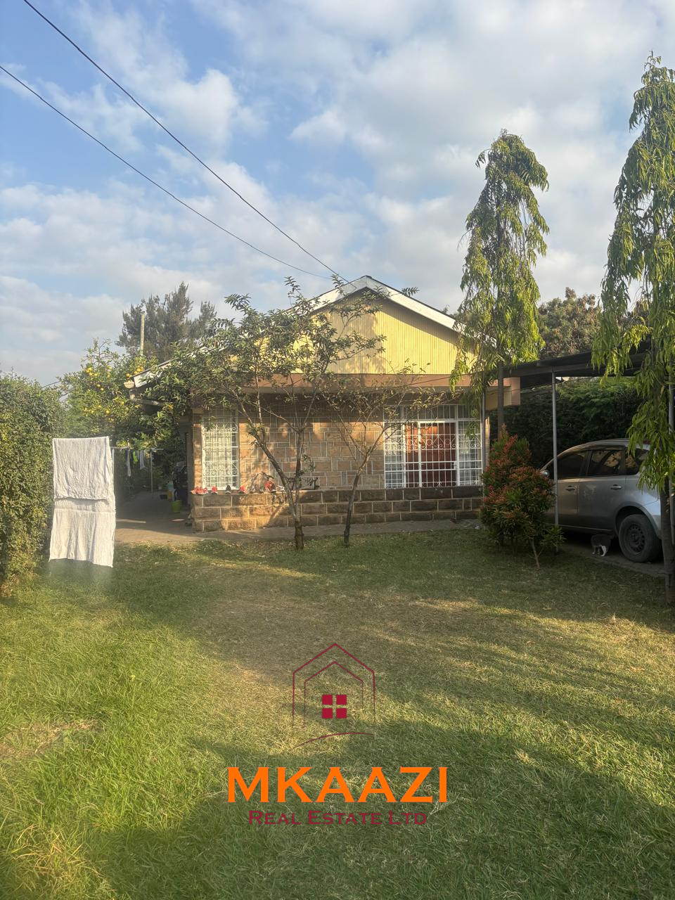 3 Bedroom Bungalow for Sale in Old Donholm Spacious 3-bedroom bungalow for sale in Old Donholm on a 100Ć120 ft plot with large compound, cabro driveway, and two water tanks.