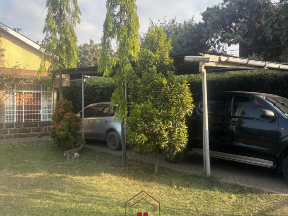 Spacious 3-bedroom bungalow for sale in Old Donholm on a 100×120 ft plot with large compound, cabro driveway, and two water tanks.