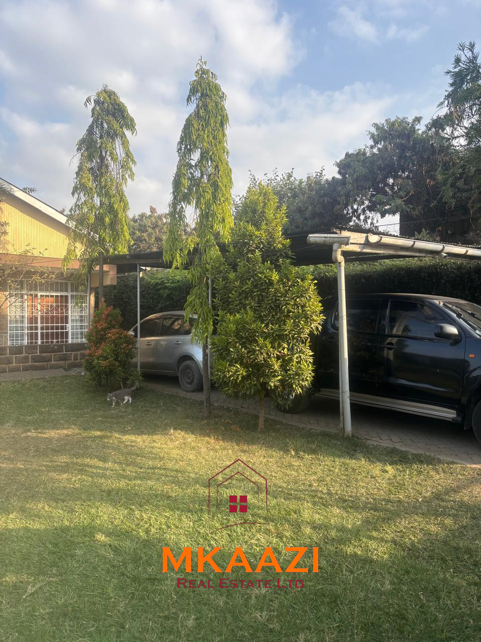 3 Bedroom Bungalow for Sale in Old Donholm Spacious 3-bedroom bungalow for sale in Old Donholm on a 100Ć120 ft plot with large compound, cabro driveway, and two water tanks.