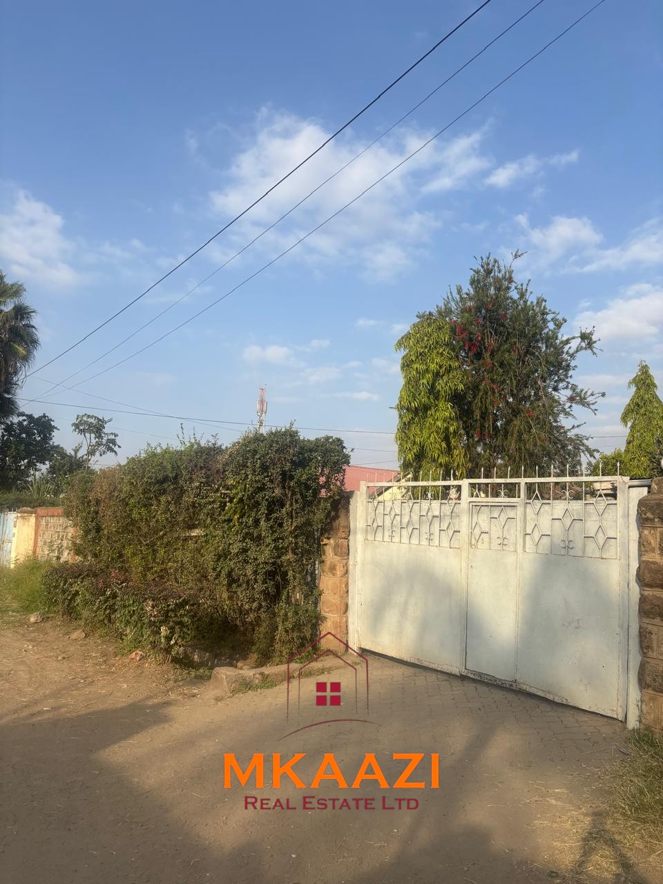 3 Bedroom Bungalow for Sale in Old Donholm Spacious 3-bedroom bungalow for sale in Old Donholm on a 100Ć120 ft plot with large compound, cabro driveway, and two water tanks.