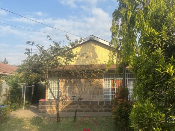 Spacious 3-bedroom bungalow for sale in Old Donholm on a 100×120 ft plot with large compound, cabro driveway, and two water tanks.