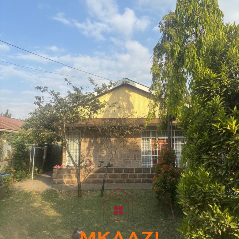 Spacious 3-bedroom bungalow for sale in Old Donholm on a 100×120 ft plot with large compound, cabro driveway, and two water tanks.