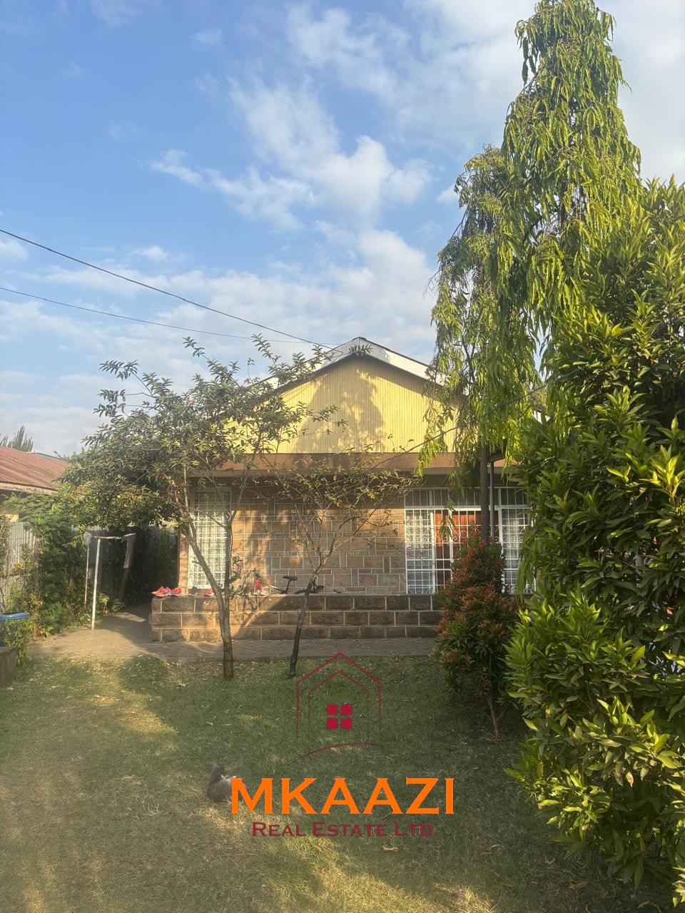 Spacious 3-bedroom bungalow for sale in Old Donholm on a 100×120 ft plot with large compound, cabro driveway, and two water tanks.