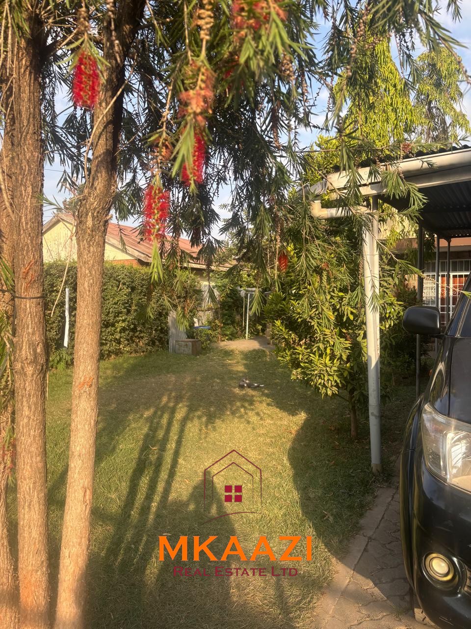 3 Bedroom Bungalow for Sale in Old Donholm Spacious 3-bedroom bungalow for sale in Old Donholm on a 100Ć120 ft plot with large compound, cabro driveway, and two water tanks.