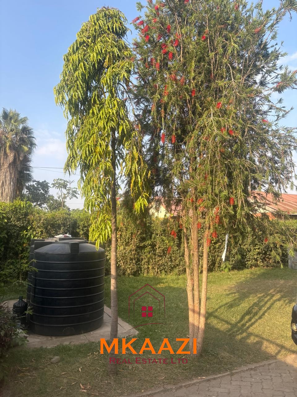 3 Bedroom Bungalow for Sale in Old Donholm Spacious 3-bedroom bungalow for sale in Old Donholm on a 100Ć120 ft plot with large compound, cabro driveway, and two water tanks.