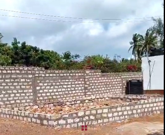 Half-acre property for sale off Kanani Road in Watamu with a 2-bedroom house, 1-bedroom SQ and three unfinished rental units near Watamu Mall.