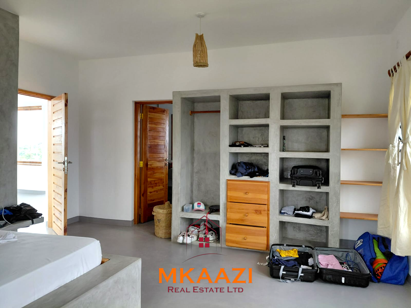 3 Bedroom Villa for Sale in Fragola, Watamu Fully furnished 3-bedroom all-ensuite villa with swimming pool, staff house, borehole, and landscaped garden for sale in Fragola, Watamu.