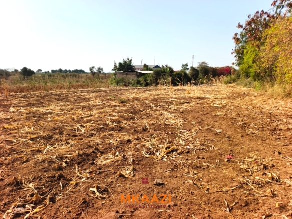0.786-acre land for sale in Matuu near Matuu Police Station, Brilliant Supermarket, schools, hospital, hotels and other key amenities. Asking KES 5.5M.