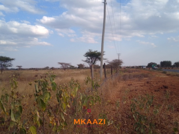 50×100 plots for sale at 10514 Titeeyio Hub along Emai–Loitoktok Road, 2km from Duka Moja. Ready title deeds, highway access and utilities underway.