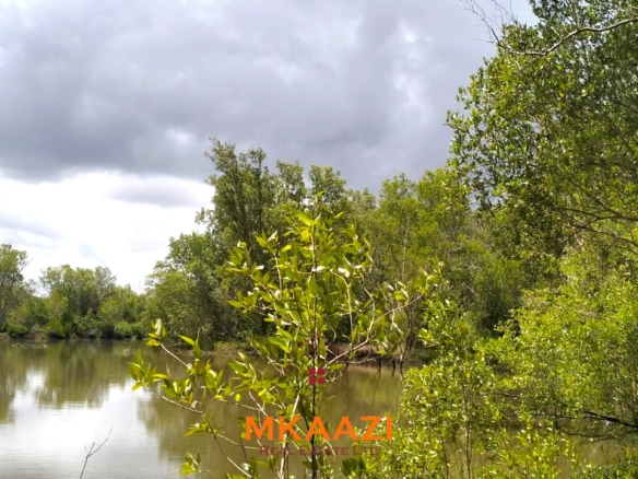 26,000 acres of prime land for sale in Lamu County, touching the LAPSET road connecting Lamu Port to Garissa, with a creek and mature mangrove forest. Asking KSh 230,000 per acre.