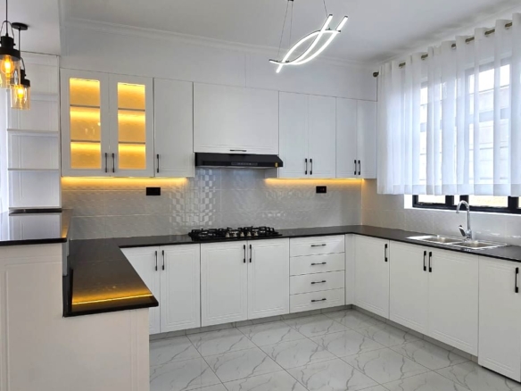 3-bedroom all-en-suite maisonette with SQ for sale in Forest Hill Kibiko, Ngong. Located in a secure 20-house gated estate with CCTV, electric fence and Ngong Hills views. Asking KSh 18.5M cash.