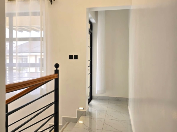 3-bedroom all-en-suite maisonette with SQ for sale in Forest Hill Kibiko, Ngong. Located in a secure 20-house gated estate with CCTV, electric fence and Ngong Hills views. Asking KSh 18.5M cash.