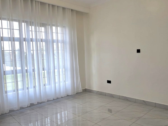 3-bedroom all-en-suite maisonette with SQ for sale in Forest Hill Kibiko, Ngong. Located in a secure 20-house gated estate with CCTV, electric fence and Ngong Hills views. Asking KSh 18.5M cash.