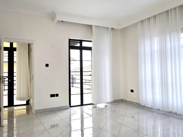 3-bedroom all-en-suite maisonette with SQ for sale in Forest Hill Kibiko, Ngong. Located in a secure 20-house gated estate with CCTV, electric fence and Ngong Hills views. Asking KSh 18.5M cash.