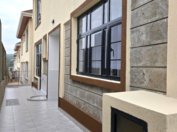 3-bedroom all-en-suite maisonette with SQ for sale in Forest Hill Kibiko, Ngong. Located in a secure 20-house gated estate with CCTV, electric fence and Ngong Hills views. Asking KSh 18.5M cash.