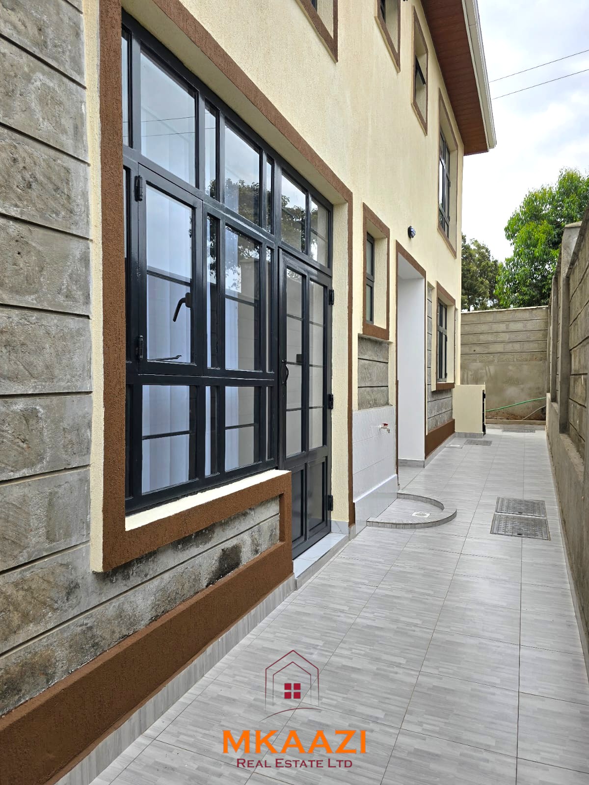 3BR Maisonette for Sale in Kibiko Ngong | 17.9M 3-bedroom all-en-suite maisonette with SQ for sale in Forest Hill Kibiko, Ngong. Located in a secure 20-house gated estate with CCTV, electric fence and Ngong Hills views. Asking KSh 18.5M cash.