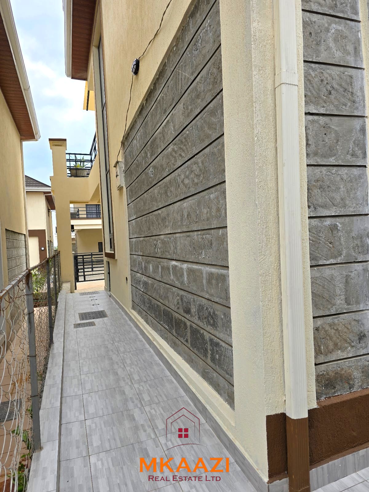 3BR Maisonette for Sale in Kibiko Ngong | 17.9M 3-bedroom all-en-suite maisonette with SQ for sale in Forest Hill Kibiko, Ngong. Located in a secure 20-house gated estate with CCTV, electric fence and Ngong Hills views. Asking KSh 18.5M cash.