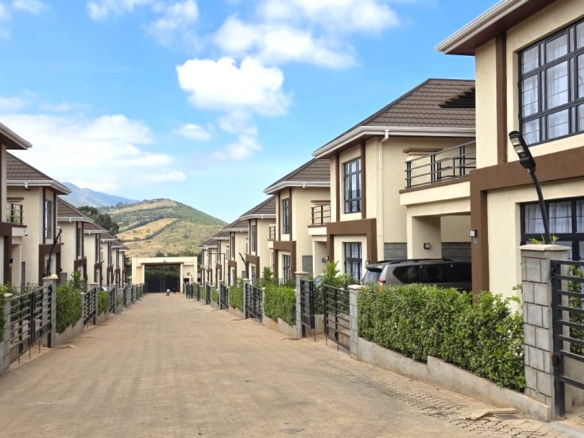 3-bedroom all-en-suite maisonette with SQ for sale in Forest Hill Kibiko, Ngong. Located in a secure 20-house gated estate with CCTV, electric fence and Ngong Hills views. Asking KSh 18.5M cash.