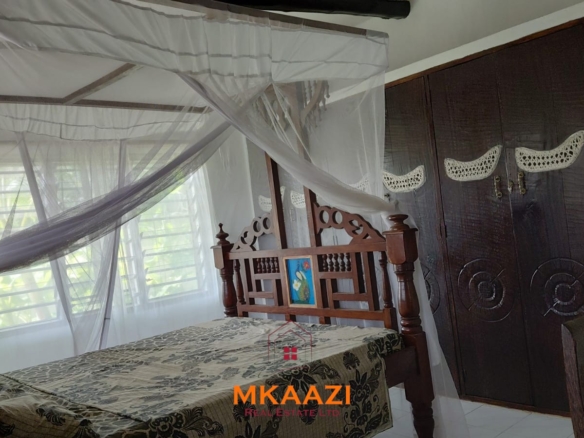 Half-acre property for sale off Kanani Road in Watamu with a 2-bedroom house, 1-bedroom SQ and three unfinished rental units near Watamu Mall.