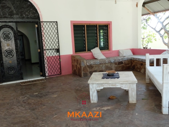 Half-acre property for sale off Kanani Road in Watamu with a 2-bedroom house, 1-bedroom SQ and three unfinished rental units near Watamu Mall.