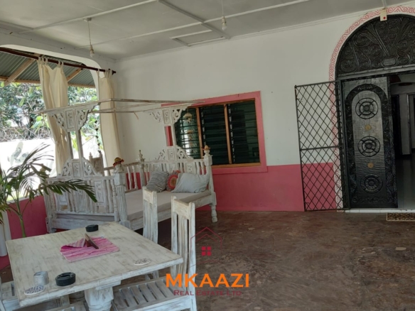 Half-acre property for sale off Kanani Road in Watamu with a 2-bedroom house, 1-bedroom SQ and three unfinished rental units near Watamu Mall.