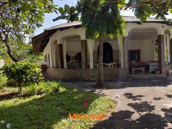 Half-acre property for sale off Kanani Road in Watamu with a 2-bedroom house, 1-bedroom SQ and three unfinished rental units near Watamu Mall.