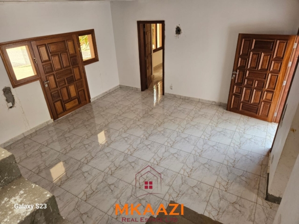 Modern 1-acre estate for sale in Casuarina, Malindi, featuring two 3-bedroom maisonettes, swimming pool, borehole, perimeter wall and high-end finishes.
