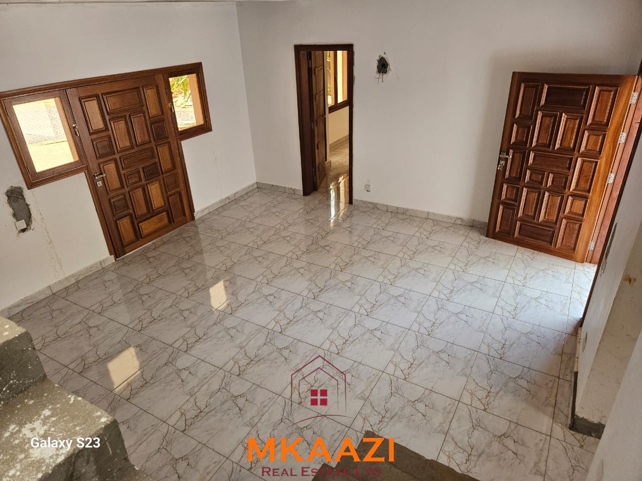 Modern 1-Acre Estate for Sale in Casuarina Malindi Modern 1-acre estate for sale in Casuarina, Malindi, featuring two 3-bedroom maisonettes, swimming pool, borehole, perimeter wall and high-end finishes.
