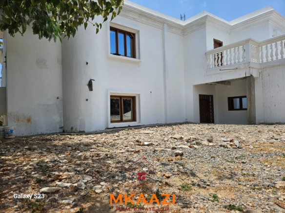 Modern 1-acre estate for sale in Casuarina, Malindi, featuring two 3-bedroom maisonettes, swimming pool, borehole, perimeter wall and high-end finishes.