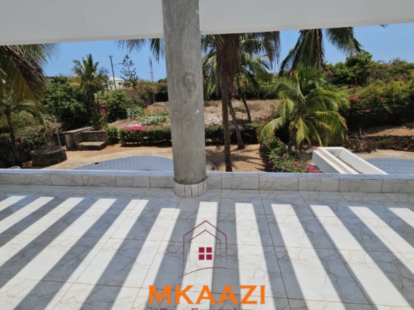 Modern 1-acre estate for sale in Casuarina, Malindi, featuring two 3-bedroom maisonettes, swimming pool, borehole, perimeter wall and high-end finishes.