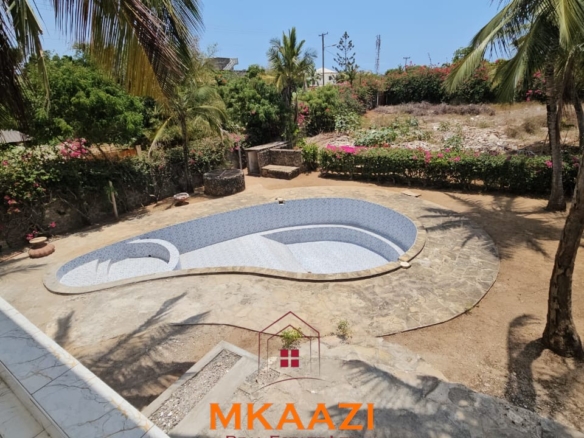 Modern 1-acre estate for sale in Casuarina, Malindi, featuring two 3-bedroom maisonettes, swimming pool, borehole, perimeter wall and high-end finishes.