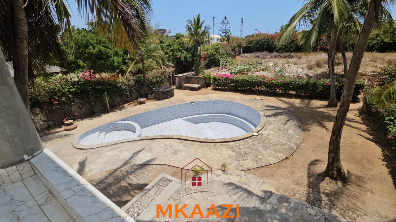 Modern 1-Acre Estate for Sale in Casuarina Malindi Modern 1-acre estate for sale in Casuarina, Malindi, featuring two 3-bedroom maisonettes, swimming pool, borehole, perimeter wall and high-end finishes.