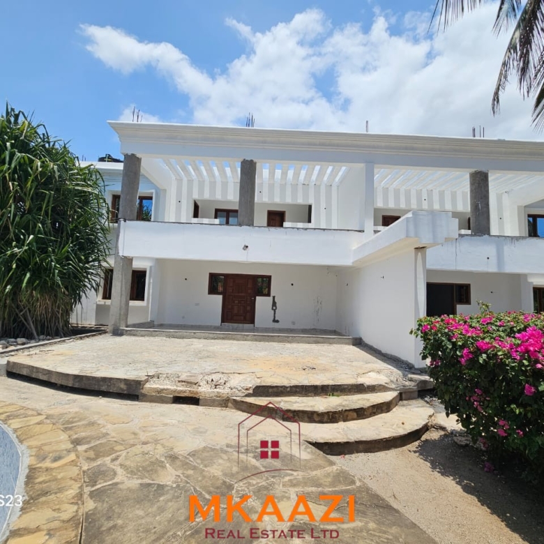 Modern 1-acre estate for sale in Casuarina, Malindi, featuring two 3-bedroom maisonettes, swimming pool, borehole, perimeter wall and high-end finishes.