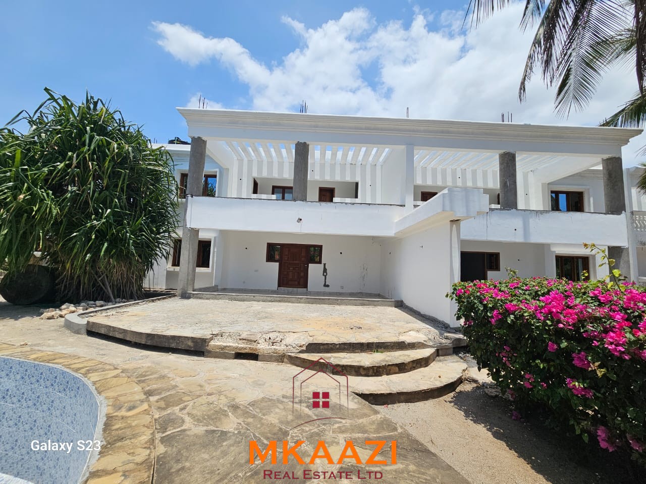 Modern 1-Acre Estate for Sale in Casuarina Malindi Modern 1-acre estate for sale in Casuarina, Malindi, featuring two 3-bedroom maisonettes, swimming pool, borehole, perimeter wall and high-end finishes.