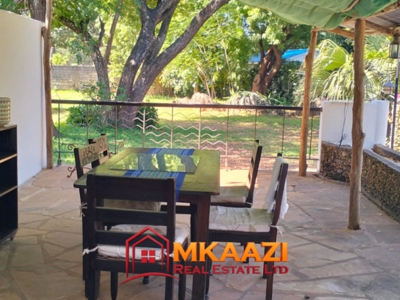 🌿 3-Bedroom Bungalow for Sale in Malindi – 1.15 Acres Off Lamu Road