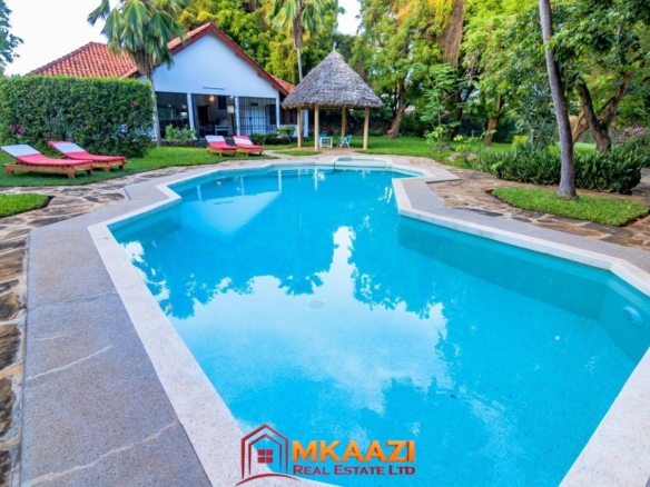 Lush garden and swimming pool at luxury holiday accommodation in Silversands Malindi