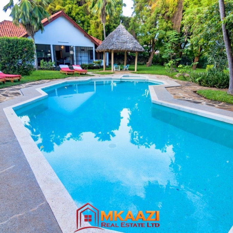 Lush garden and swimming pool at luxury holiday accommodation in Silversands Malindi
