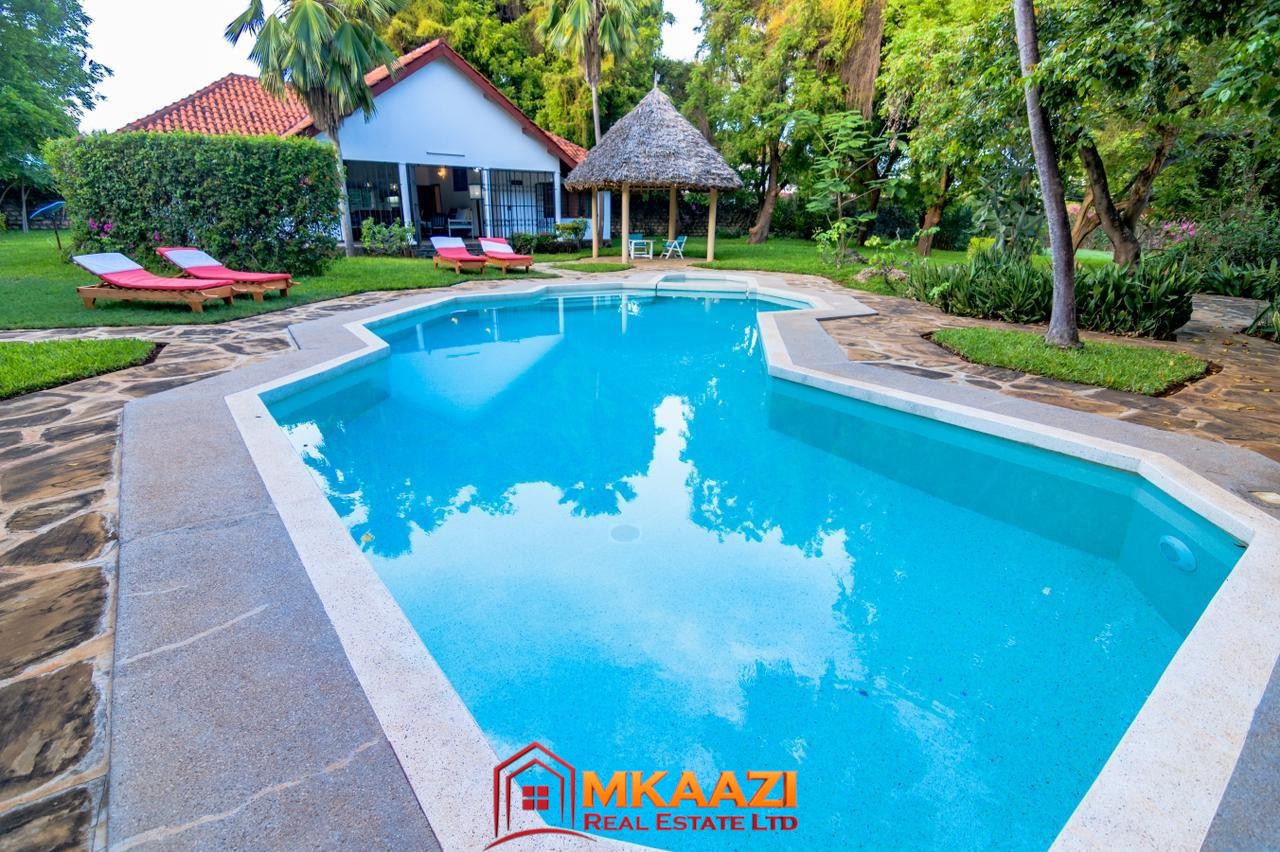 Driftowood Malindi 2 br short and long stay (12) Lush garden and swimming pool at luxury holiday accommodation in Silversands Malindi