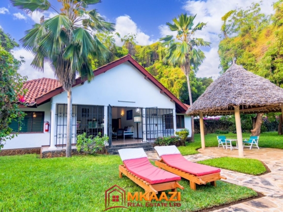 Private tropical outdoor area at luxury short-stay bungalows near Silversands Beach
