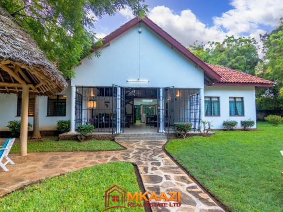 Luxury furnished bungalows surrounded by a lush tropical garden in Malindi