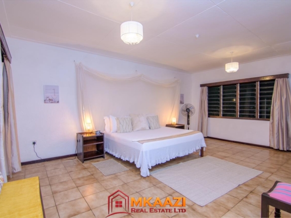 Luxuriously furnished bedroom in a 2-bedroom bungalow near Silversands Beach