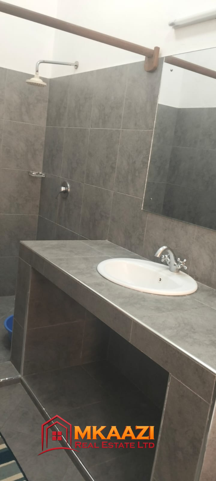 Mango Plaza 1br (7) Modern toilet and bathroom facilities in a spacious 2-bedroom apartment at Mango Plaza Apartments.