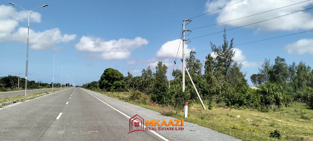 1 Acre Lamu (5) One-acre parcel for sale next to Toyota Kenya along the LAPSSET dual carriageway in Bora Imani, Hindi, Lamu County.